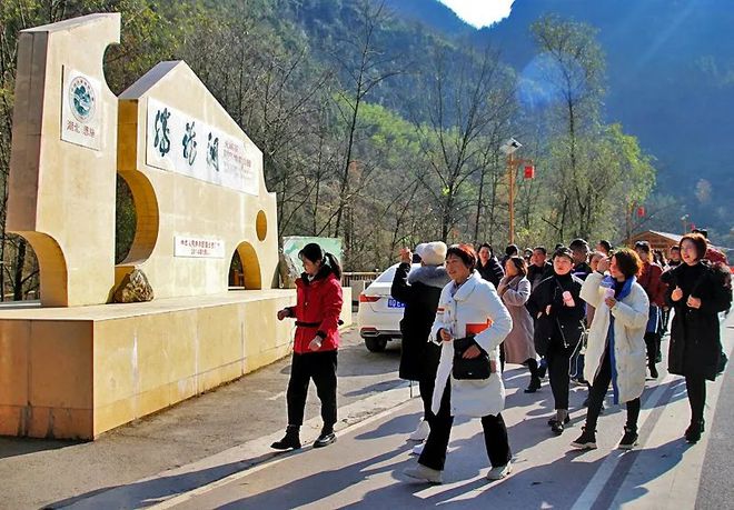 恩施地心谷迎來(lái)利川騰龍洞景區(qū)考察團(tuán)