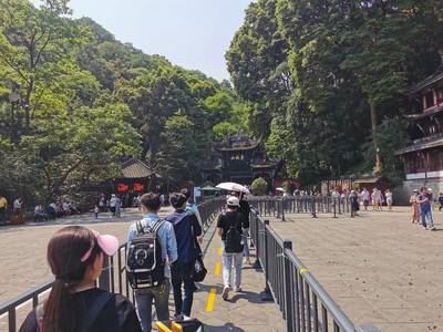 青城山都江堰景區(qū)客流預(yù)警 3萬(wàn)多人如何做到不扎堆?記者親測(cè)